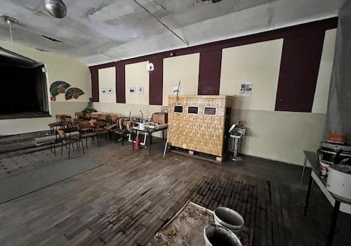 Veranstaltungssaal mit Ofen und Sitzbereich