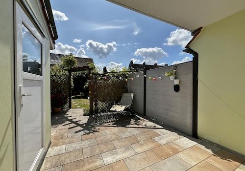 halb überdachte Terrasse 
