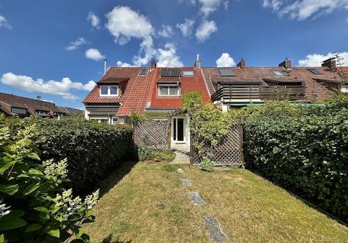 rückwärtige Ansicht Haus und Garten