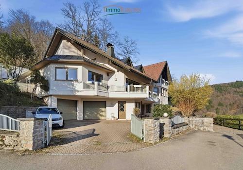 Das Haus mit Einfahrt von vorne
