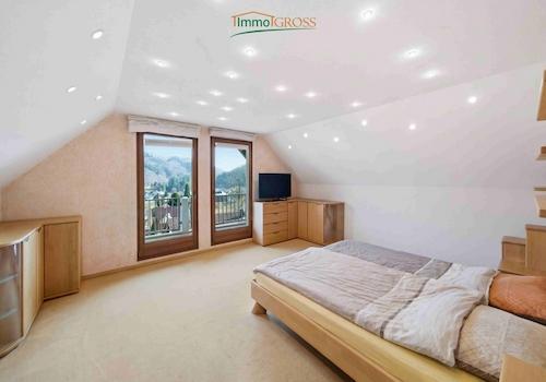 2. OG - Schlafzimmer mit Zugang zum Balkon
