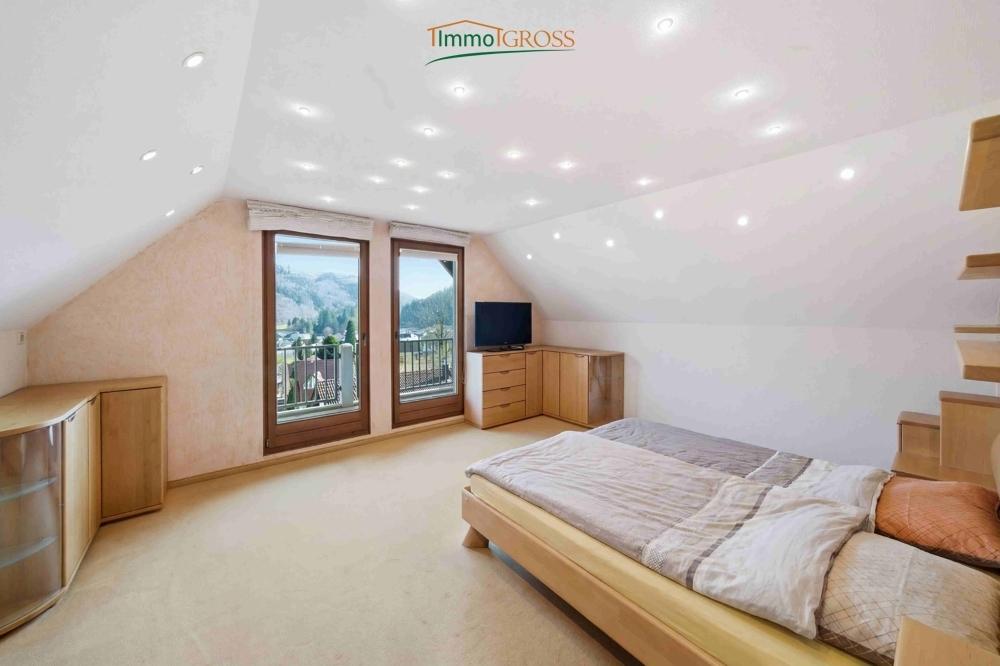 2. OG - Schlafzimmer mit Zugang zum Balkon