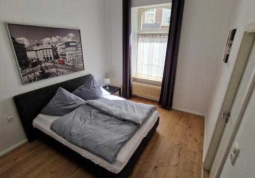 Schlafzimmer 1
