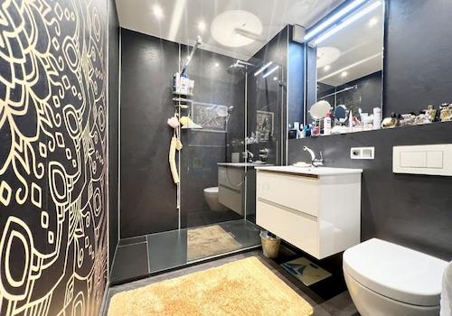 BADEZIMMER MIT DUSCHE