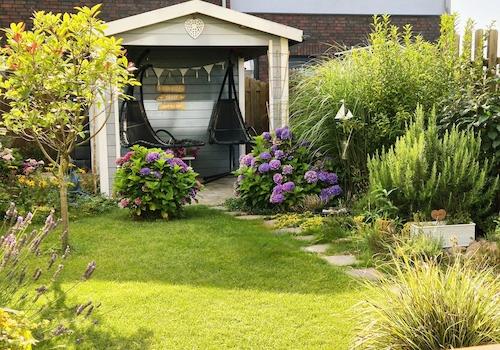 Sonniger Garten mit Gartenhaus