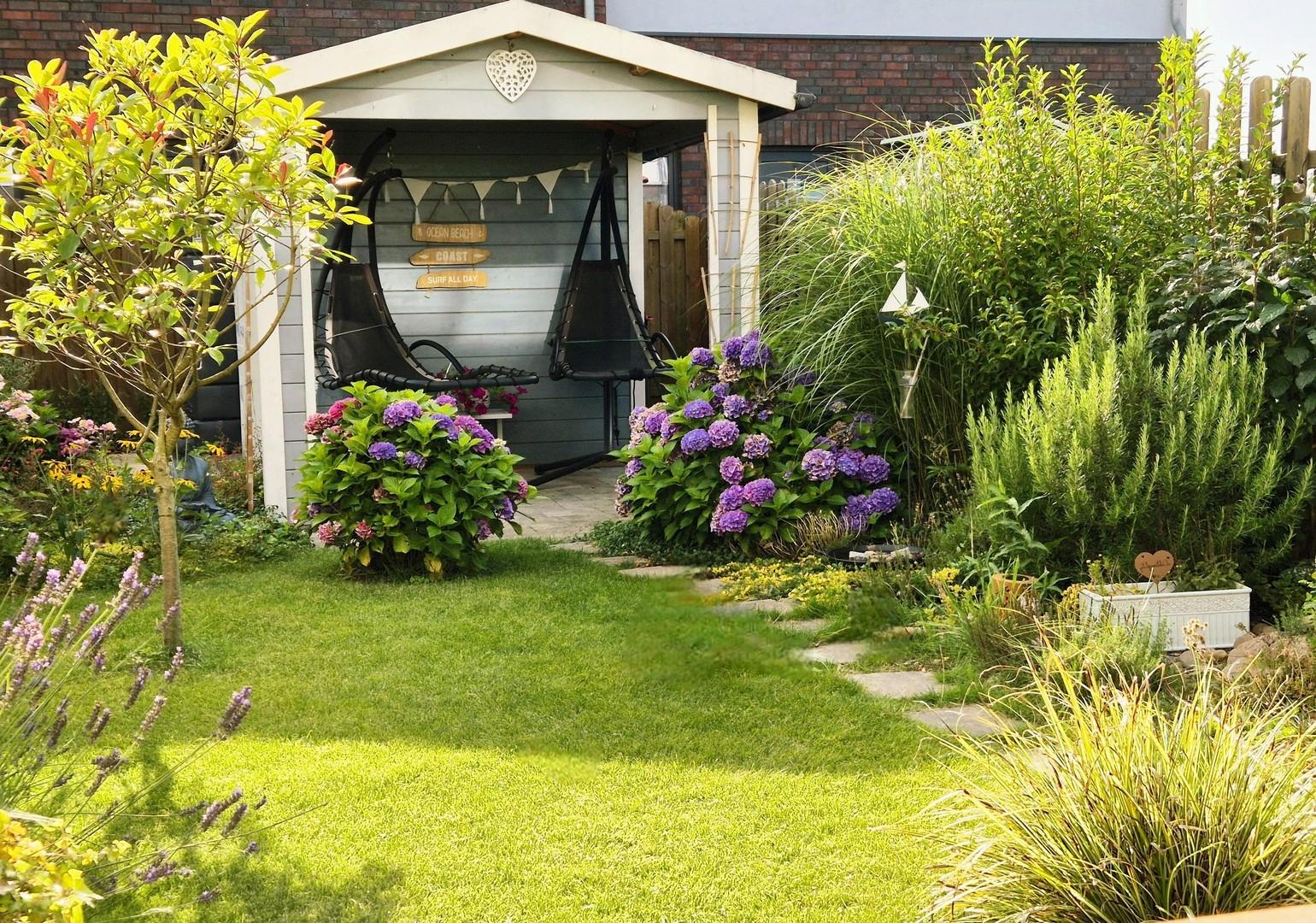 Sonniger Garten mit Gartenhaus