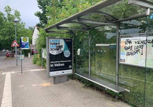 Bushaltestelle vor Objekt