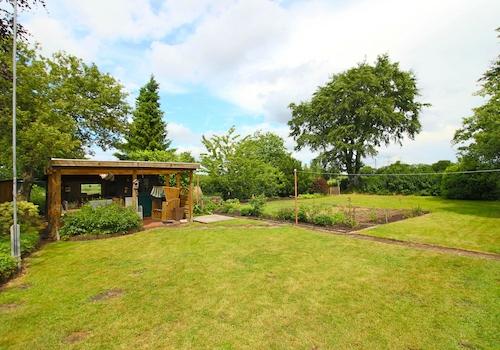 Garten mit Gartenhaus