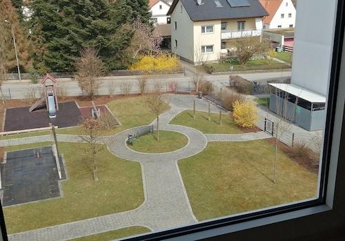 Hof mit Spielplatz