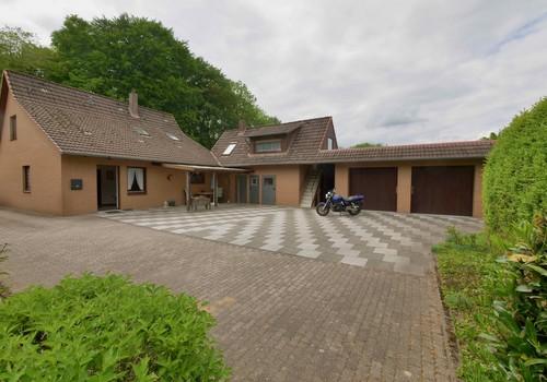 Innenhof mit Doppelgarage