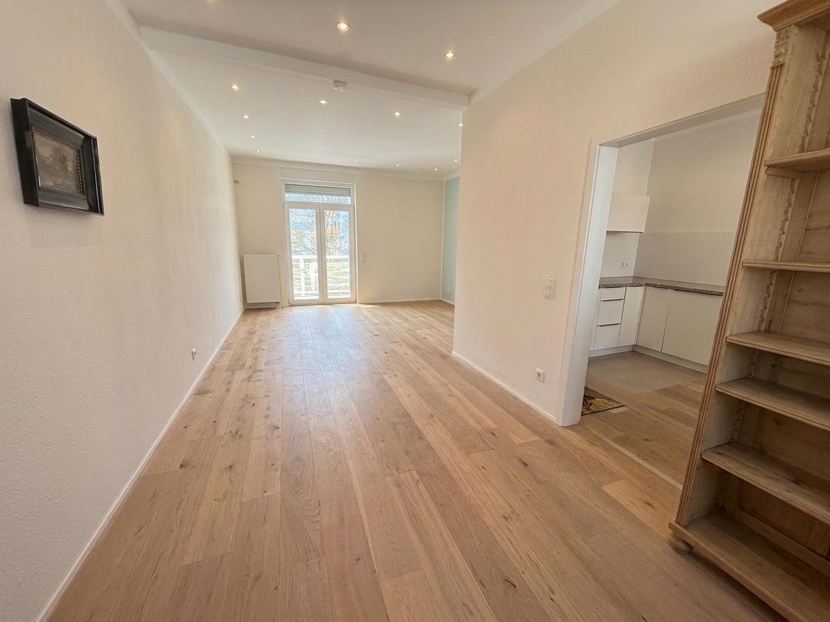 Wohnzimmer m. Durchgang Küche
