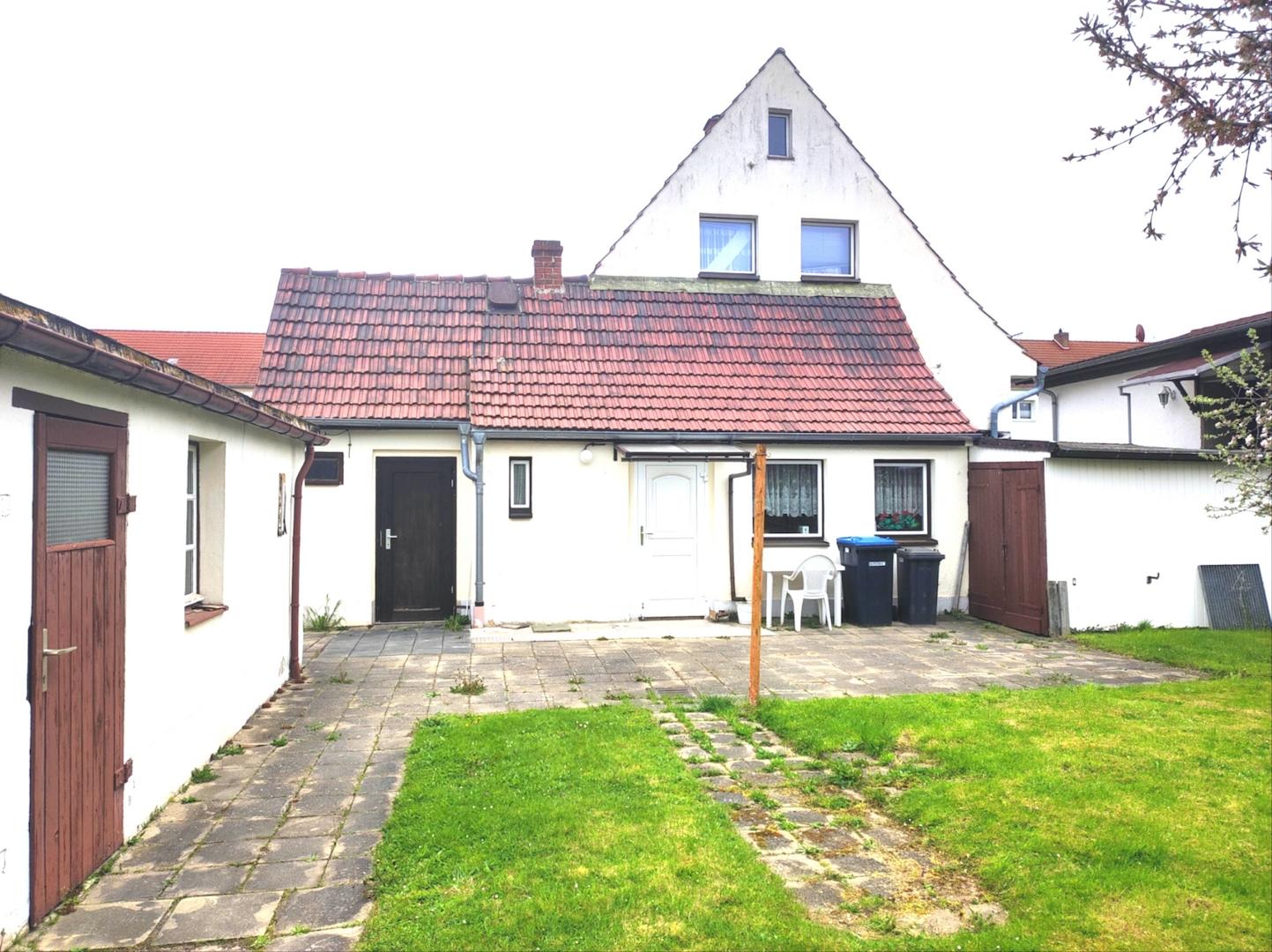 Blick auf Haus und Nebengebäude