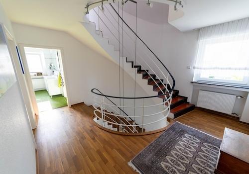Flur OG mit Treppe zum DG
