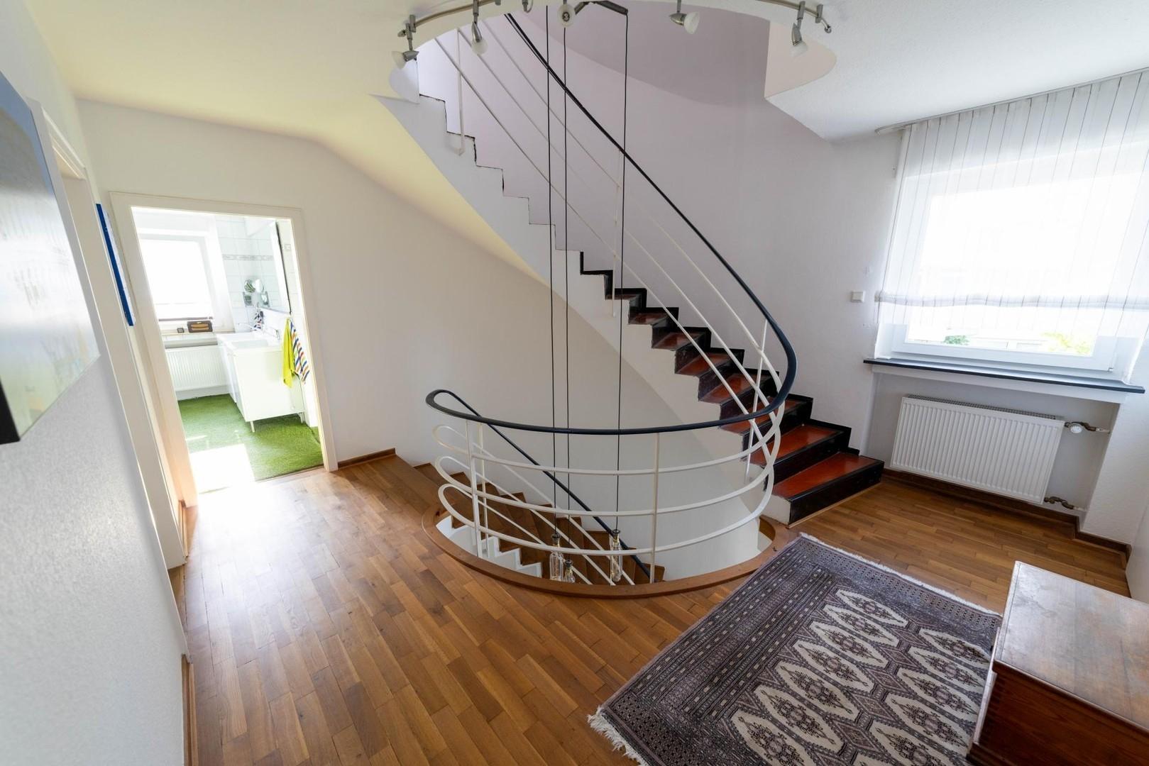 Flur OG mit Treppe zum DG