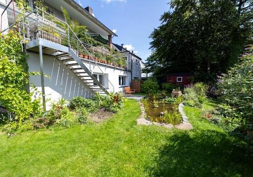 Garten mit Treppe und Teich
