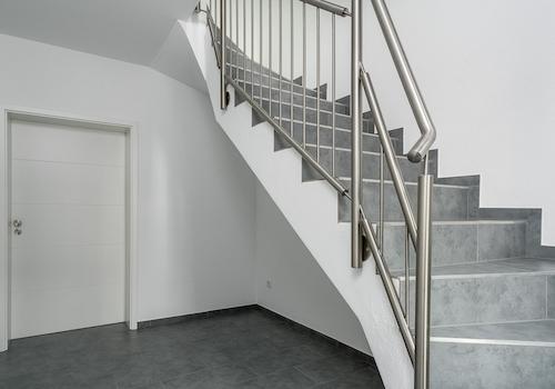 geräumiges Treppenhaus
