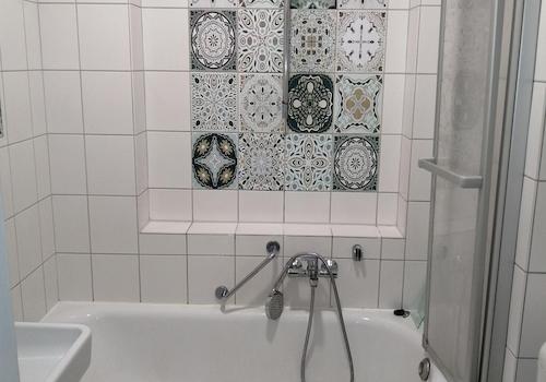 Bad mit Verzierung