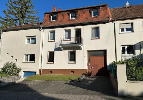 Hausansicht mit Stellplätzen