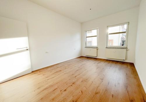 Helles Zimmer mit zwei Fenster
