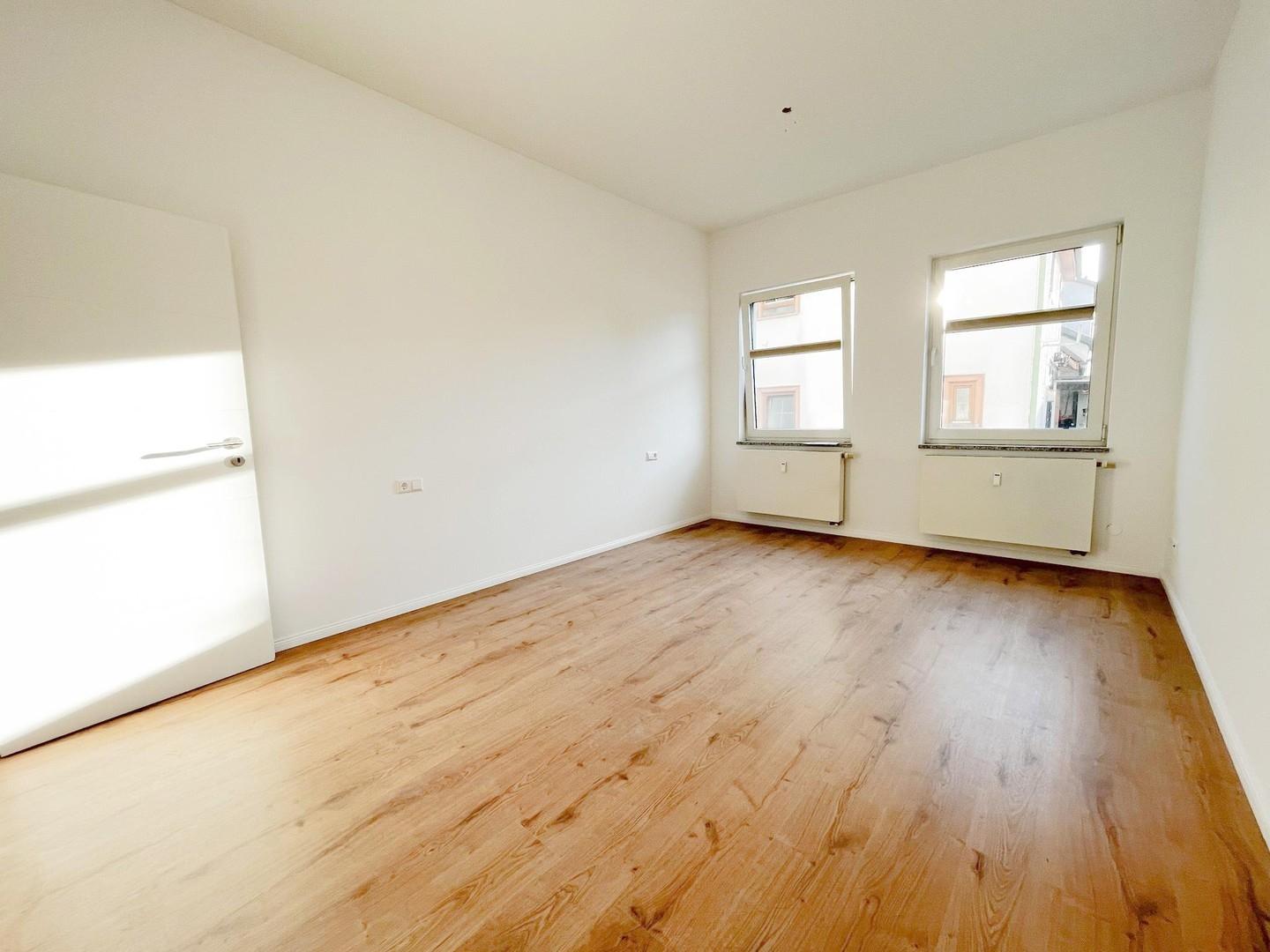 Helles Zimmer mit zwei Fenster