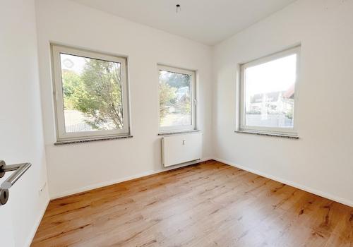 Zimmer mit Eckfenstern