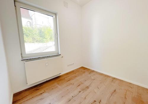 Helles Zimmer mit Fenster