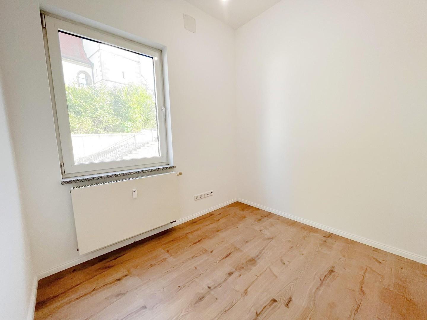 Helles Zimmer mit Fenster