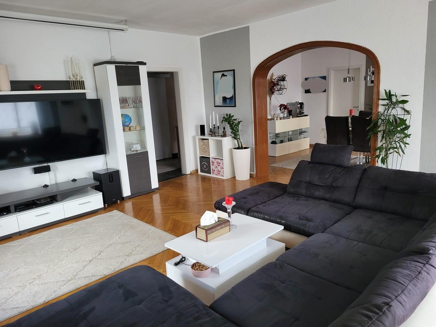 Wohnzimmer mit durchgangsbogen