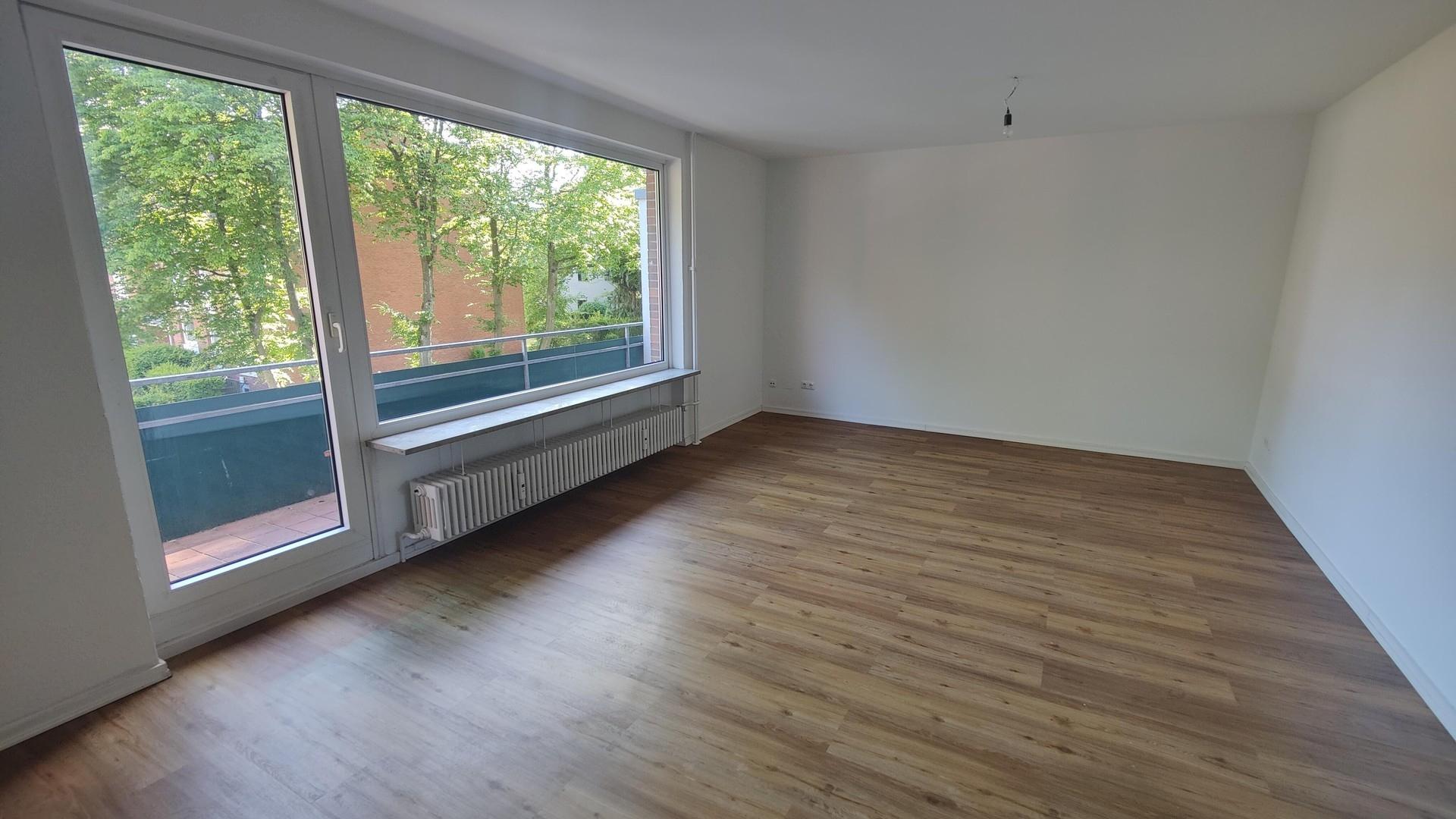 Wohnzimmer mit Balkon