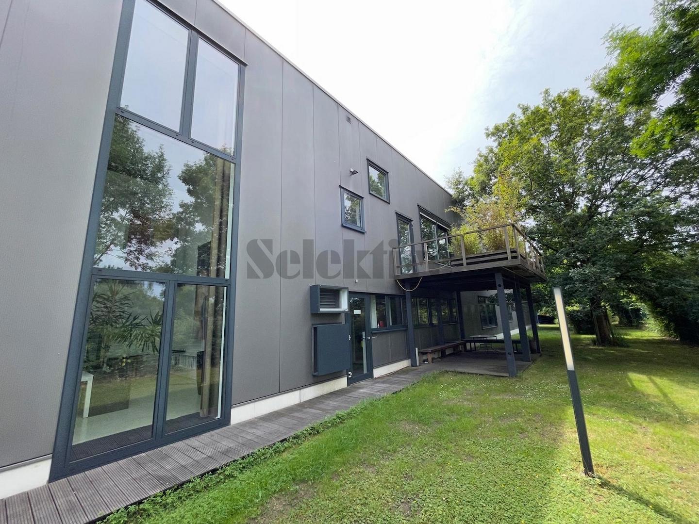 Bürogebäude mit Balkon