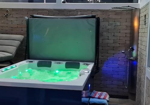 Whirpool und Dusche 