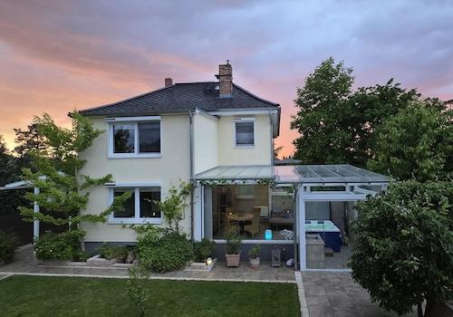 Hausansicht hinten abends