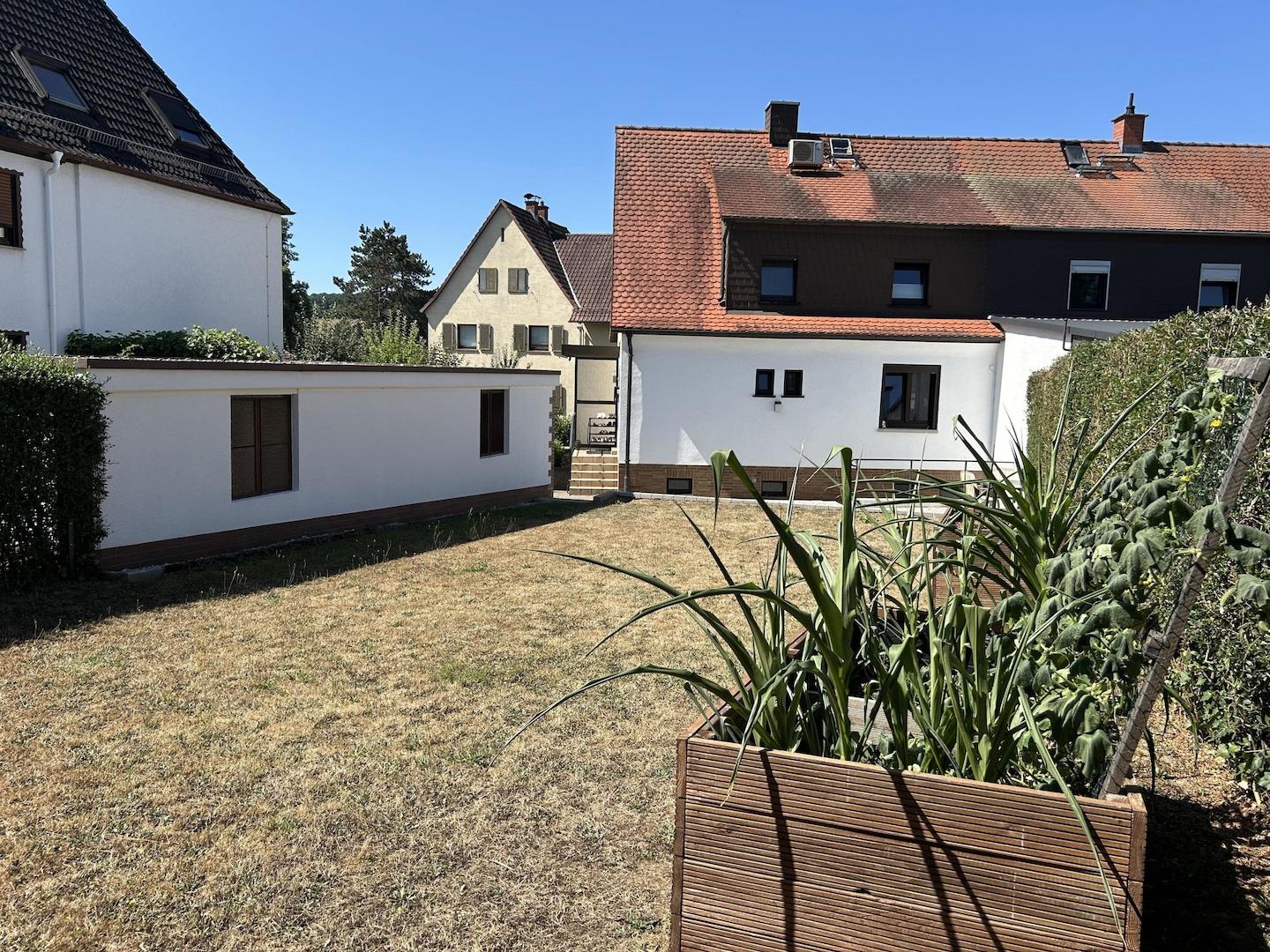 Sonniger und ebener Garten