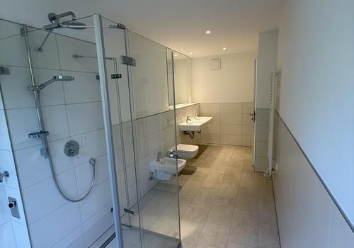 Bad mit Dusche, Bidet, WC