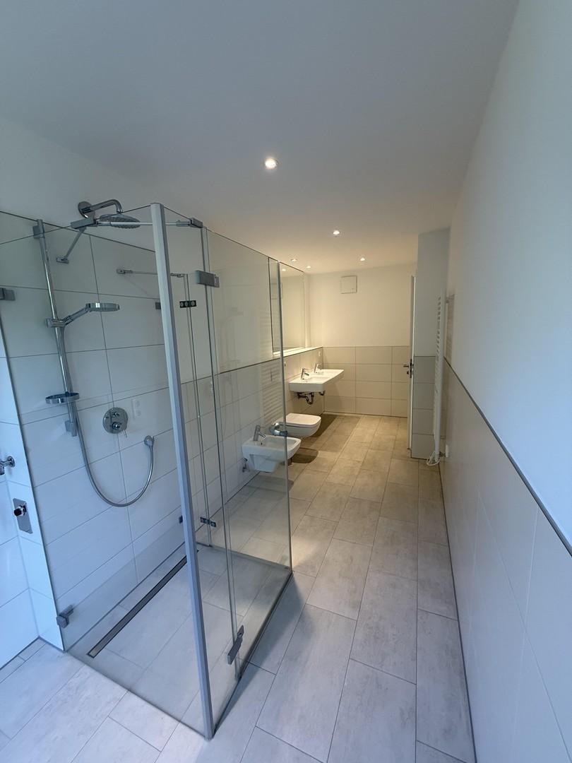 Bad mit Dusche, Bidet, WC