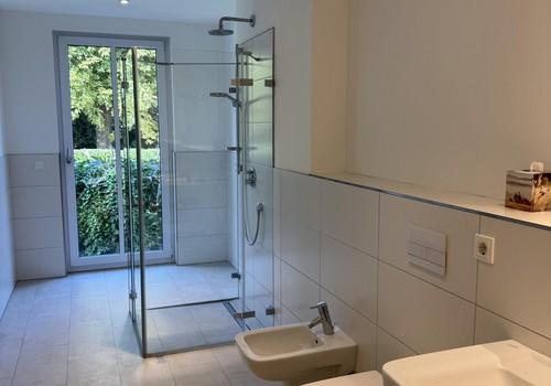 Dusche mit Glaswand