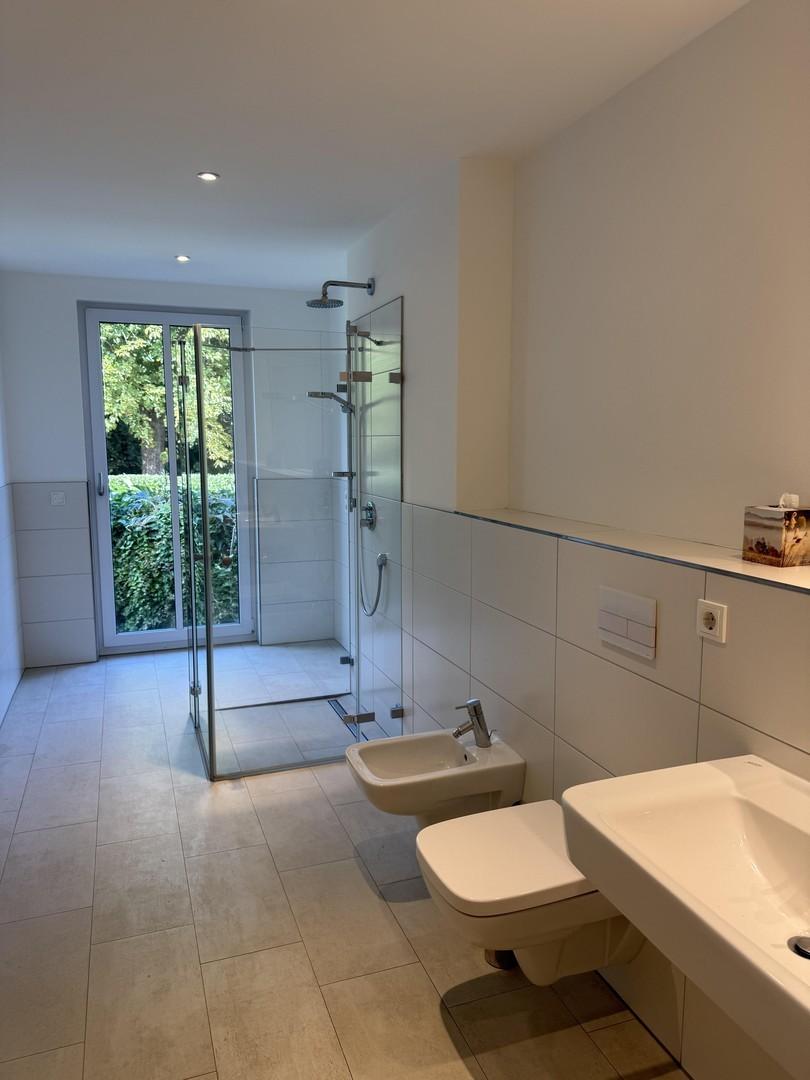 Dusche mit Glaswand