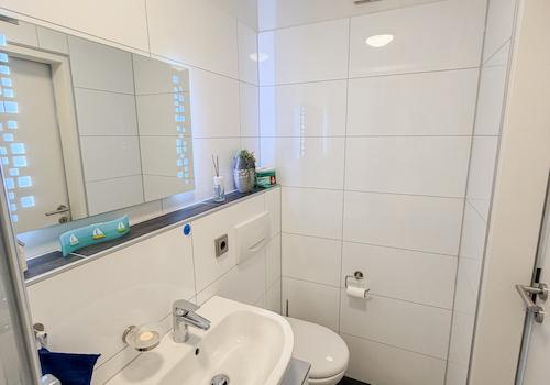14 Badezimmer DG