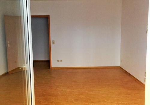 Blick vom Balkon ins Wohnzimme