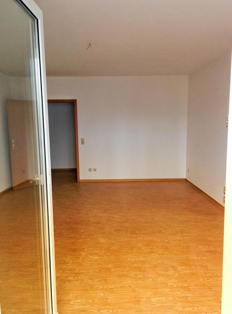 Blick vom Balkon ins Wohnzimme