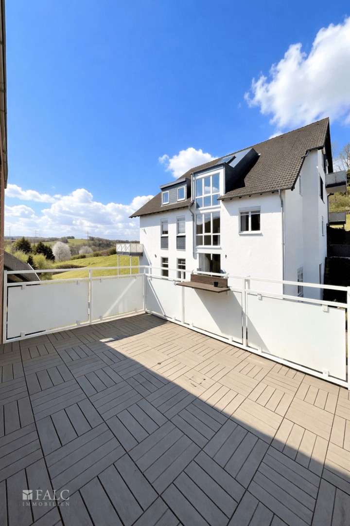 Moderne Balkon mit ländlichem Ausblick