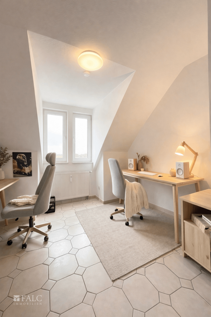 Heller Arbeitsbereich im Dachgeschoss