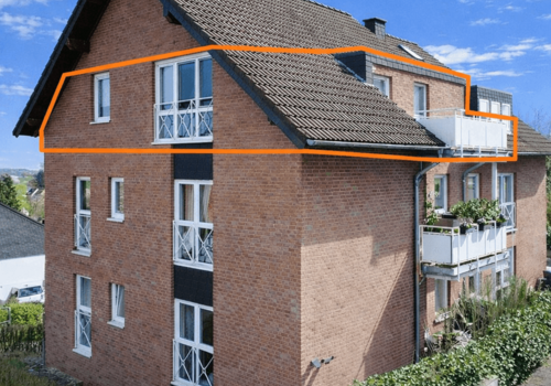 Wohnhaus mit orange markiertem Dachabschnitt