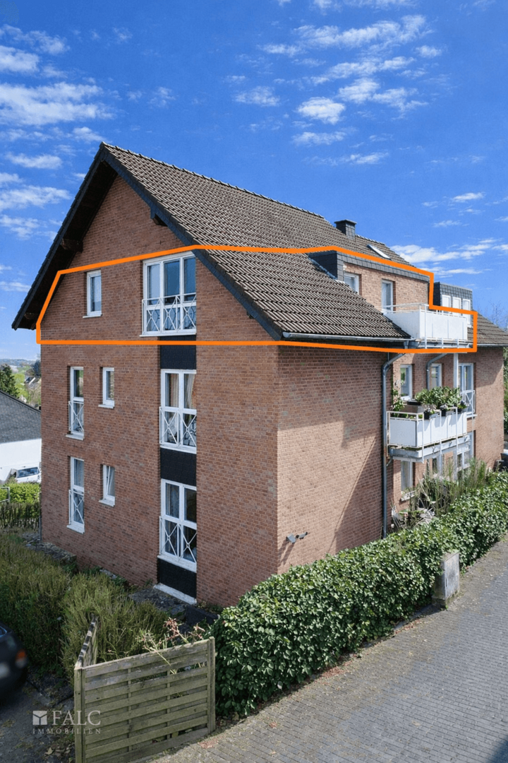 Wohnhaus mit orange markiertem Dachabschnitt