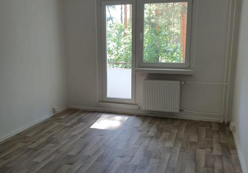 Wohnzimmer mit Balkon