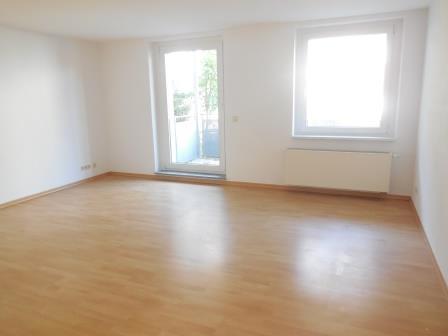 Wohnzimmer mit Balkon