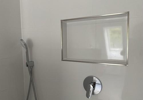 Dusche mit Ablage