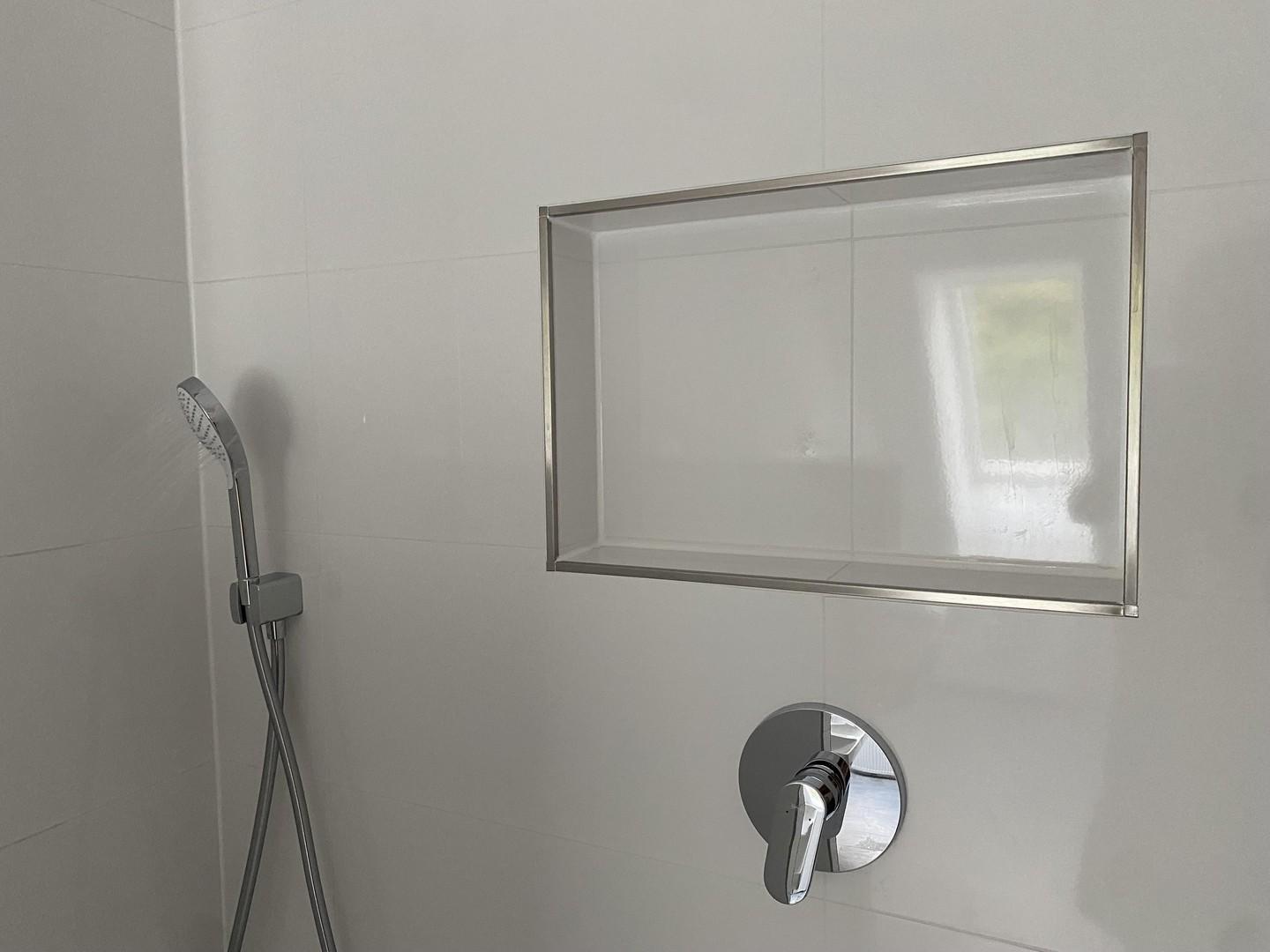Dusche mit Ablage