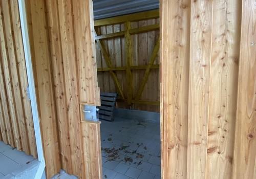 Schuppen beim Carport