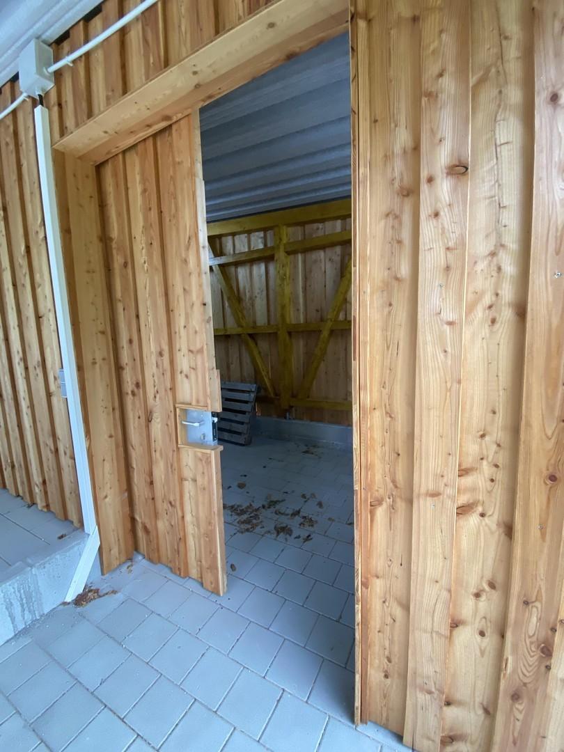 Schuppen beim Carport